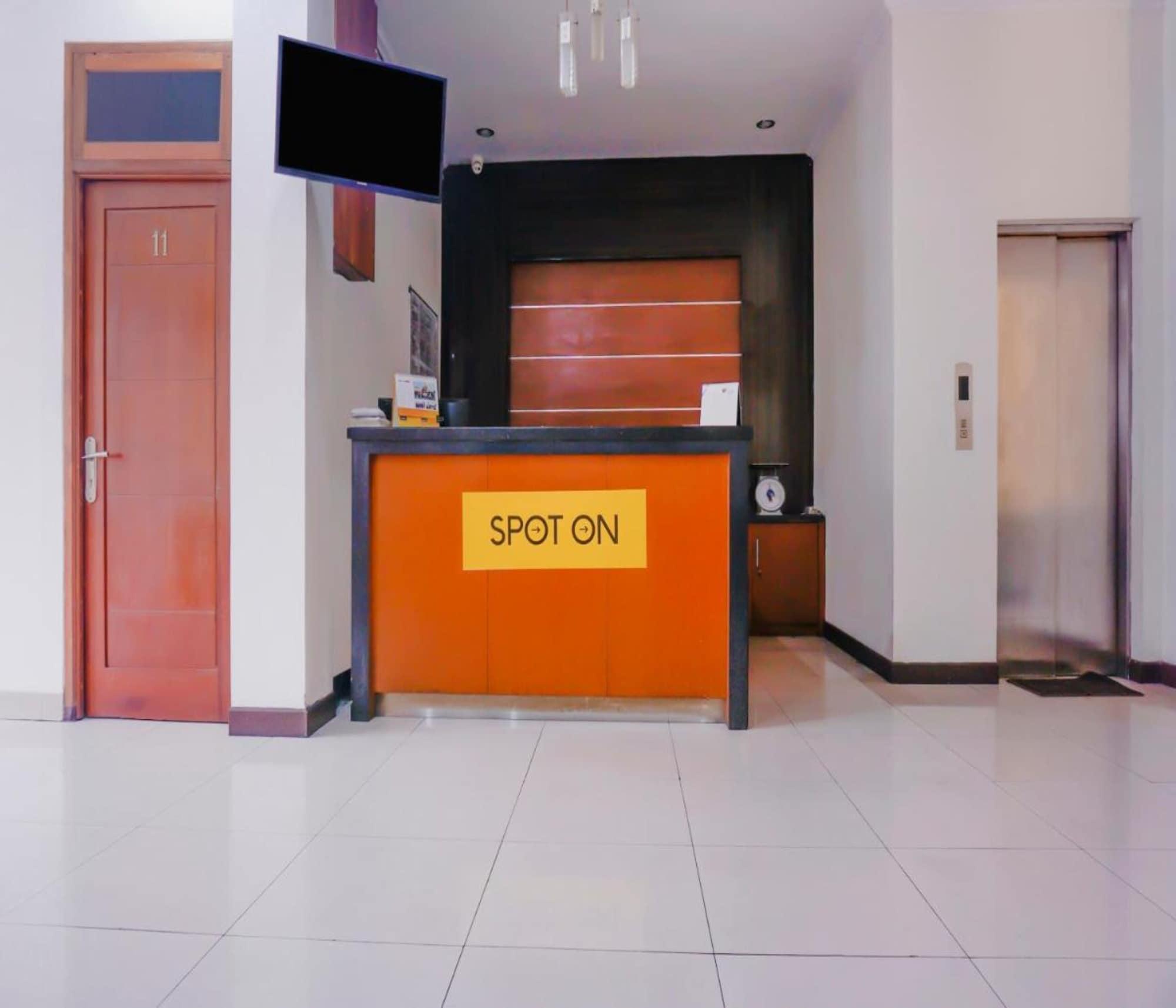 Oyo 2357 Syariah Grand Raudhah Hotell Jakarta Exteriör bild