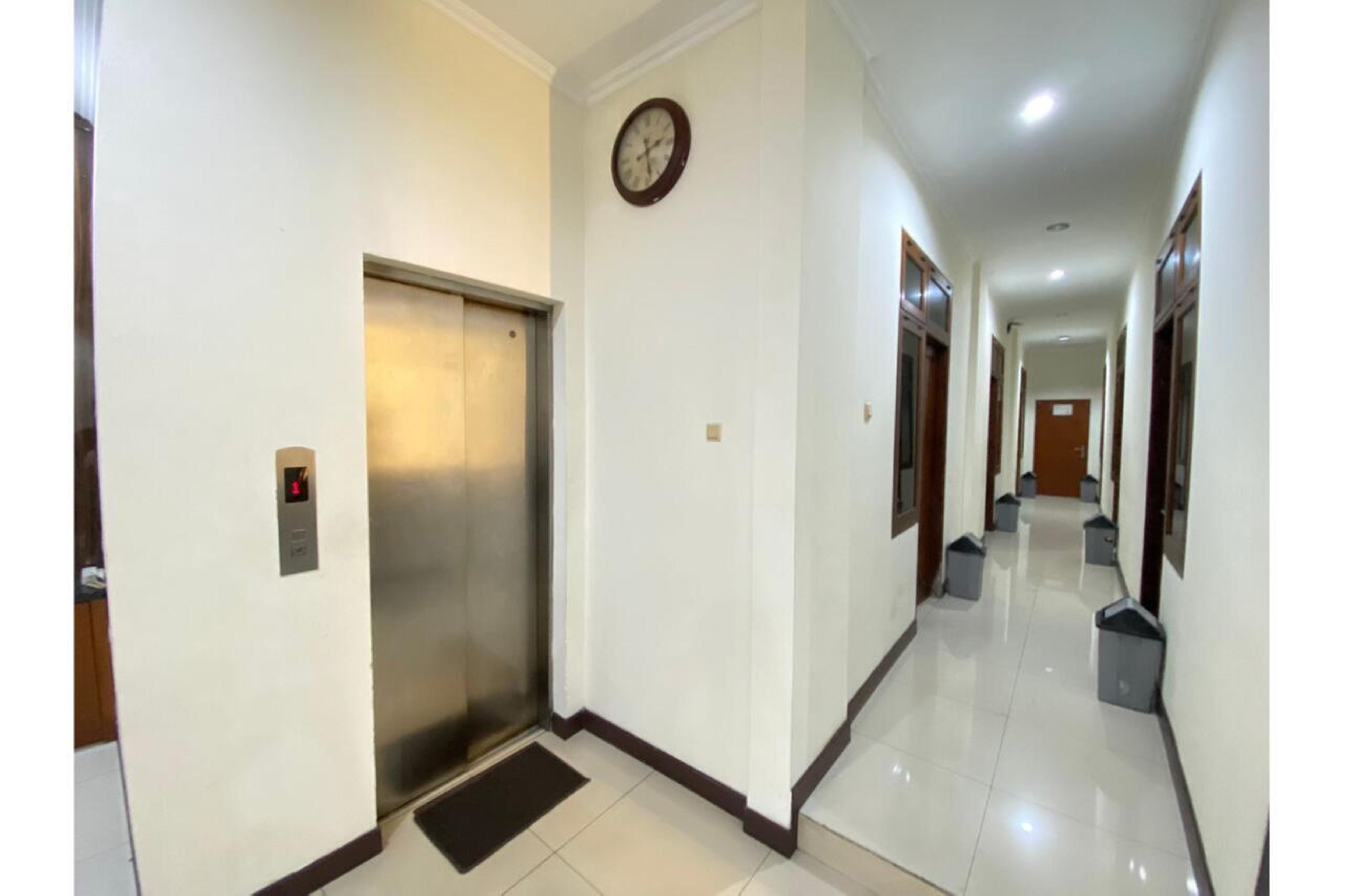 Oyo 2357 Syariah Grand Raudhah Hotell Jakarta Exteriör bild